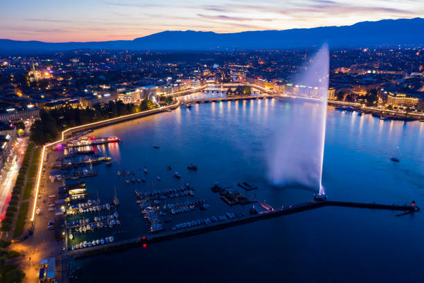 vista notturna aerea della fontana dell'acqua della città di ginevra in svizzera - geneva switzerland night city foto e immagini stock