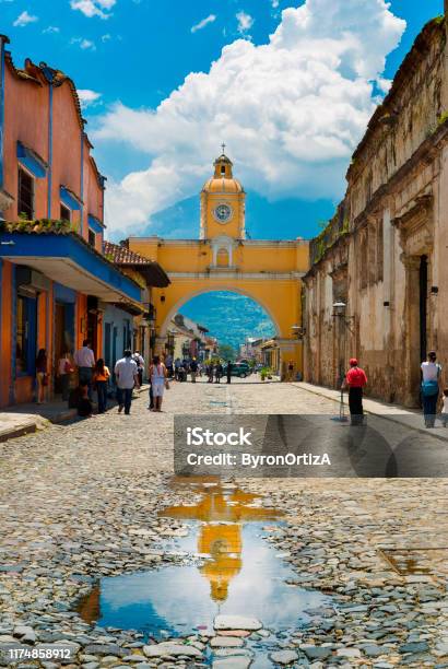 Arco Santa Catalina Antigua Guatemala Fundada Como Ciudad En El Año 1543 Declarado En Julio De 1965 Monumento De La Ciudad De América Unesco Foto de stock y más banco de imágenes de Adoquinado