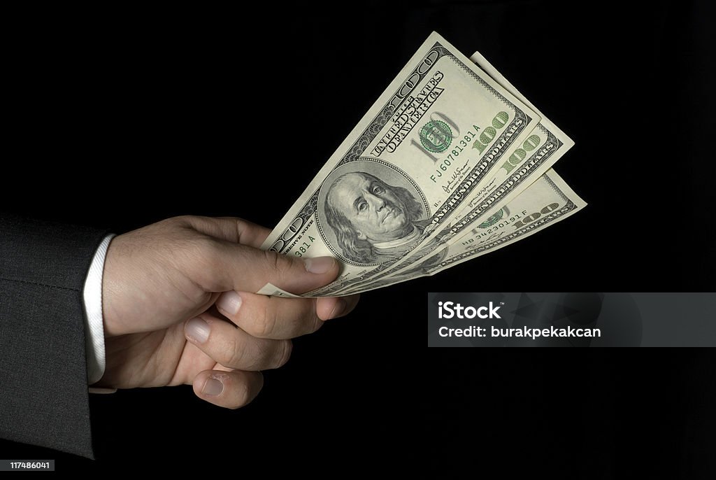 Empresário segurando US $100 US notas, close-up - Foto de stock de Fundo preto royalty-free