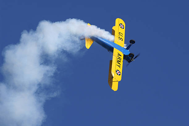 アクロバット誰 stearman kaydet バイプレーン - airplane stunt yellow flying ストックフォトと画像