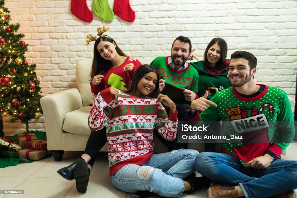 pistola Cuando Secreto Amigos En Suéter Feo Celebrando La Navidad Juntos En Casa Foto de stock y  más banco de imágenes de Jersey navideño - iStock