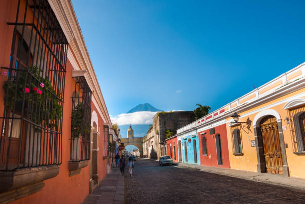 santa catalina arch. antigua, guatemala. founded as a city in the year 1543. declared in july 1965 city monument of america. unesco. - guatemala antigua central america color image imagens e fotografias de stock