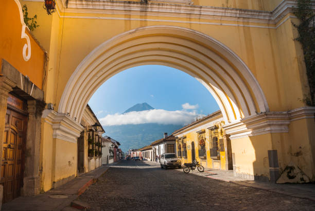 arco de santa catalina. antígua, guatemala. fundada como uma cidade no ano 1543. declarado em julho 1965 monumento da cidade da américa. unesco. - guatemala antigua central america color image - fotografias e filmes do acervo