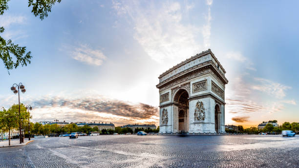 arco trionfale di parigi arco di trionfo dell'arco di trionfo dell'etoile, francia - arc arc de triomphe paris france street foto e immagini stock