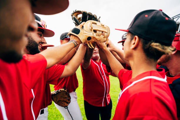 entrenador del equipo de béisbol y jugadores levantando guantes para los cinco - sports league fotografías e imágenes de stock