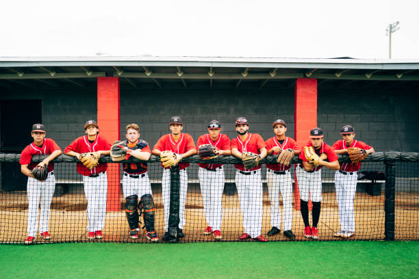 ritratto della squadra ispanica di nove uomini in fila per giocare - high school baseball foto e immagini stock