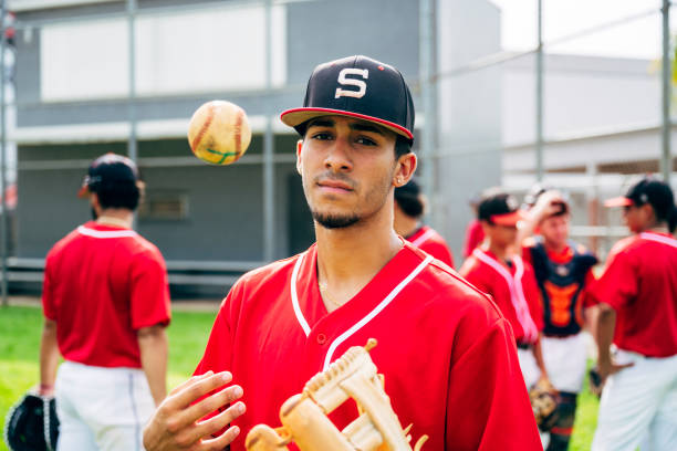 giovane giocatore di baseball ispanico che lanciato palla con fiducia - high school baseball foto e immagini stock