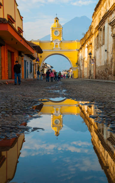 santa catalina arch. antigua, guatemala. founded as a city in the year 1543. declared in july 1965 city monument of america. unesco. - guatemala antigua central america color image imagens e fotografias de stock