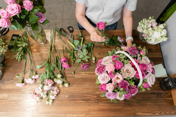 la florista de la mujer crea arreglo floral en una cesta de mimbre. hermoso ramo de flores mixtas. concepto de tienda floral. hermoso ramo fresco. entrega de flores - wicker basket store gift shop fotografías e imágenes de stock