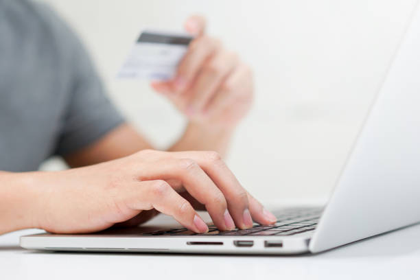 close up young caucasian man typing passcode on laptop and holding credit card for payment after finished to choose item on website marketplace website at room in weekend , millennial modern life concept cerrar el joven hombre caucásico escribiendo código de acceso en el ordenador portátil y la celebración de la tarjeta de crédito para el pago después de terminado de elegir artículo en el sitio web del mercado del sitio web en la habitación en el f