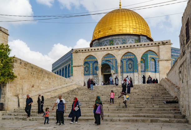 dome of the rock on the top of the temple mount in jerusalem in israel palestine Palestinians walking near the dome of the rock on the top of the temple mount in jerusalem in israel palestine 22 october 2018 al aksa mosque stock pictures, royalty-free photos & images