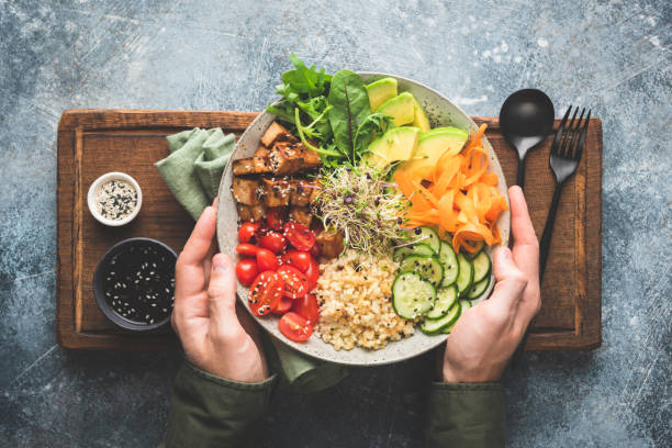 ensalada vegetariana de tazón de buda en manos masculinas - part of buddha fotografías e imágenes de stock