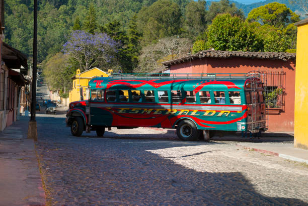 autobus z kurczaka w brukowanej ulicy, antigua gwatemali. - editorial guatemala antigua tourist zdjęcia i obrazy z banku zdjęć