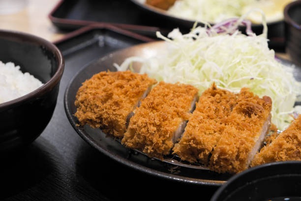 tonkatsu, frittiertes schweinefleisch - tonkatsu stock-fotos und bilder