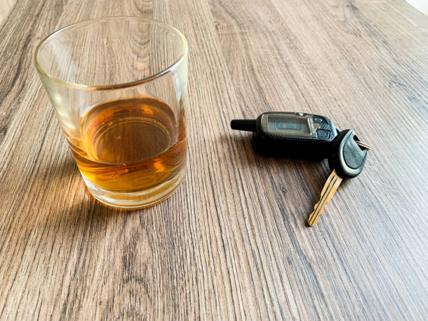 음주 운전 개념. 테이블에 위스키와 자동차 열쇠가있는 유리. - drunk driving alcohol key law 뉴스 사진 이미지