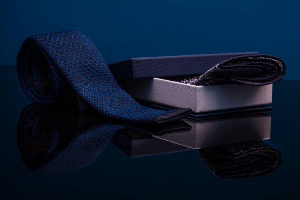 los hombres de lujo regalo pajarita gemelos, corbata y pañuelo. - handkerchief necktie fashion tuxedo fotografías e imágenes de stock