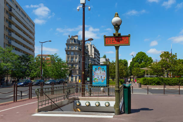 パリのxiiアロンディスメント、シャレントン・ル・ポンの地下鉄シャレントン・エコール駅への入り口。駅は1942年10月5日にオープンしました。 - metropolitain ストックフォトと画像