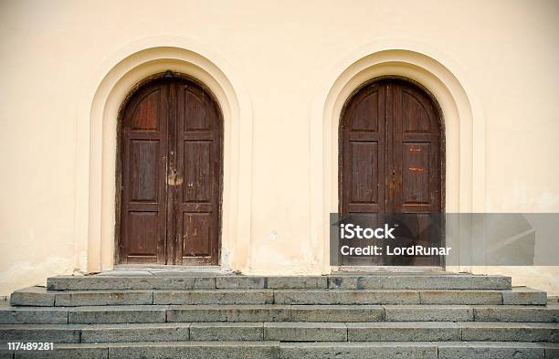 Due Porte - Fotografie stock e altre immagini di Porta - Porta, Curvo, Casa