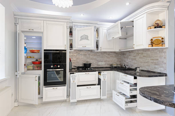 intérieur moderne de cuisine de couleur blanche de luxe - cream coloured sink faucet home interior photos et images de collection