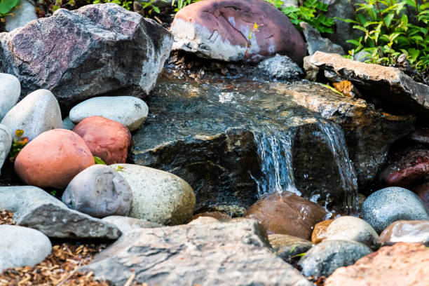 콜로라도에서 바위 연못과 화려한 돌 정원 공원에서 작은 분수 폭포 클로즈업 - fountain water stone falling water 뉴스 사진 이미지