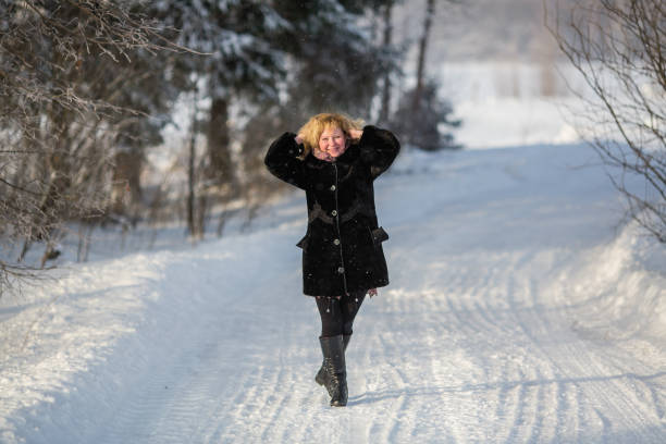 donna russa in inverno in strada innevata al villaggio. - 11325 foto e immagini stock