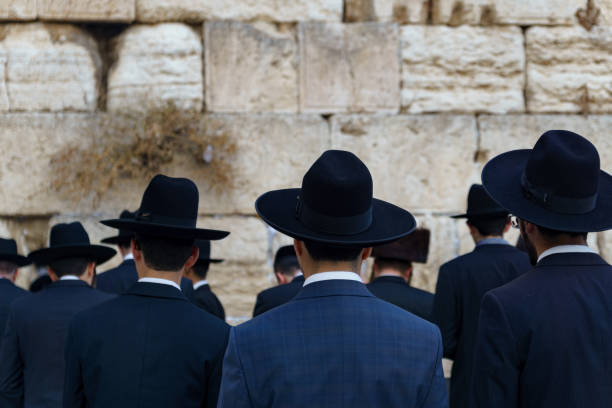 judíos rezando frente al muro de las lamentaciones en jerusalén en israel palestina - the western wall wall east city fotografías e imágenes de stock