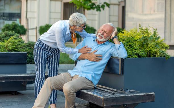 senior businessman hat ein herzproblem in der city street - couple senior adult sadness emotional stress stock-fotos und bilder