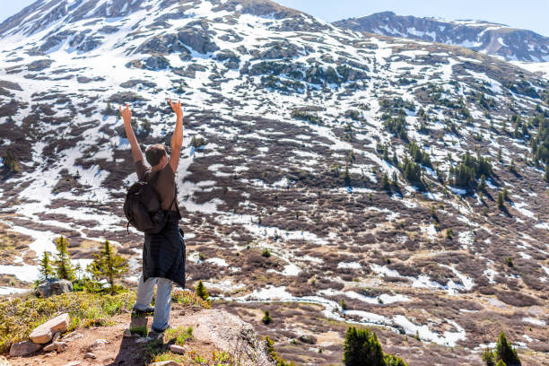 mann mit armen erhoben freiheit auf linkins lake trail auf independence pass in felsigen bergen in der nähe von aspen, colorado im frühsommer 2019 mit schneehintergrund - linkins lake trail stock-fotos und bilder