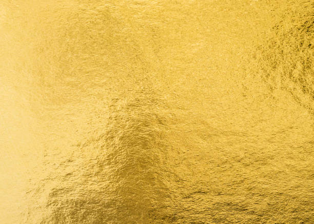 золотая фольга лист блестящей оберточной бумаги текстуры фона для элемента украшения настенной бумаги - gilded стоковые фото и изображения