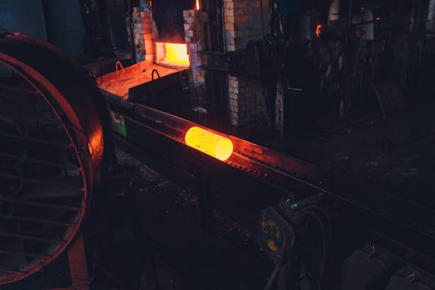 il processo di forgiatura del metallo nella produzione di prodotti metallici stampati pesanti. blacksmithing. motivo e forme per il fabbro artista. trattamento del primo-up in metallo fuso. fabbro fatto a mano. - anneal foto e immagini stock