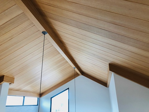 Hermoso techo de madera moderno en la sala de estar. nueva casa y diseño de loft interior photo