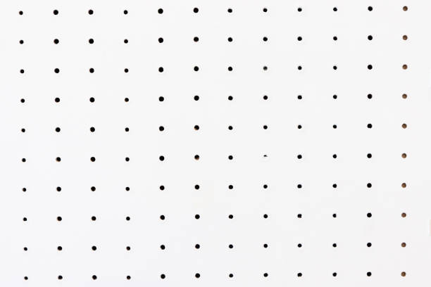 колышек фон доски и текстуры. белая доска с отверстиями. - pegboard стоковые фото и изображения