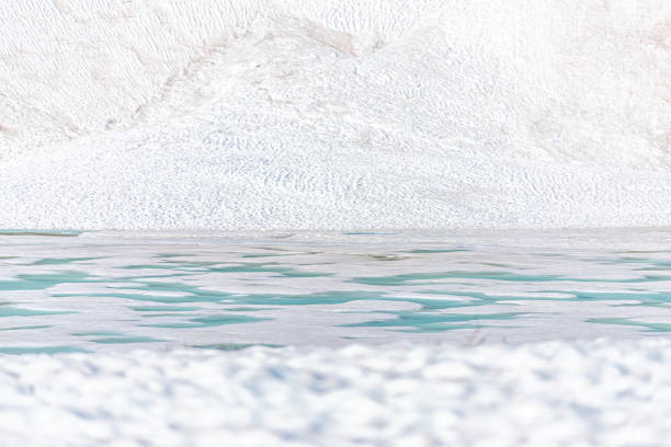 schneeiger gipfel felsiger berg auf dem weg mit gefrorenem linkins lake am independence pass bei aspen, colorado im frühsommer 2019 mit schnee - linkins lake trail stock-fotos und bilder