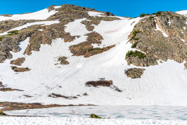 schneeiger gipfel felsiger berg auf dem weg mit gefrorenem linkins lake und himmel am independence pass in der nähe von aspen, colorado im frühsommer 2019 mit schnee - linkins lake trail stock-fotos und bilder