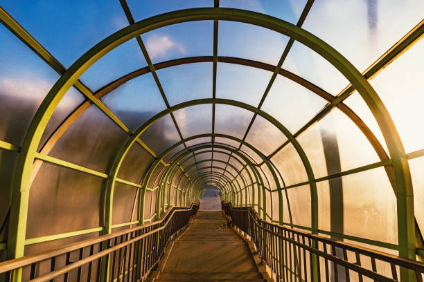 treppe zum metall- und glaskorridor. - wall corridor tunnel glass stock-fotos und bilder