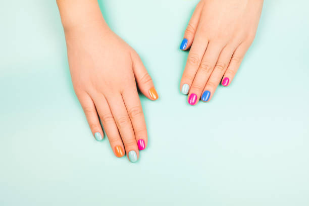 Manos De Mujer Con Manicura En Colores Neón De Moda Sobre Fondo Turquesa Foto de stock y más banco de imágenes de Manicura - iStock Manos De Mujer Con Manicura En Colores Neón De Moda Sobre Fondo Turquesa Foto de stock y más banco de imágenes de Manicura - iStock