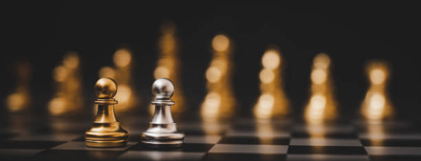 비즈니스 경쟁 및 전략 계획 개념. 체스 보드 게임 골드와 실버 색상입니다. 파노라마 이미지 - chess defending chess piece chess board 뉴스 사진 이미지