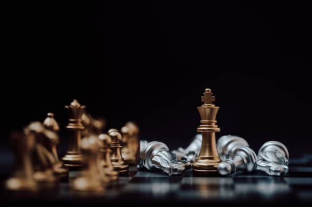 비즈니스 리더 개념입니다. 체스 보드 게임 전략 계획 및 경쟁 - chess defending chess piece chess board 뉴스 사진 이미지
