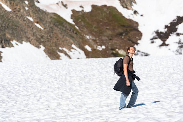 mann läuft im frühsommer 2019 auf schneebedecktem gipfel auf dem linkins lake trail am independence pass in der nähe von aspen, colorado mit schnee - linkins lake trail stock-fotos und bilder