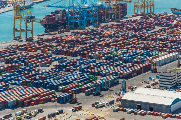 vista na área portuária de barcelona com recipientes e navios de carga em um dia ensolarado - industrial zone - fotografias e filmes do acervo