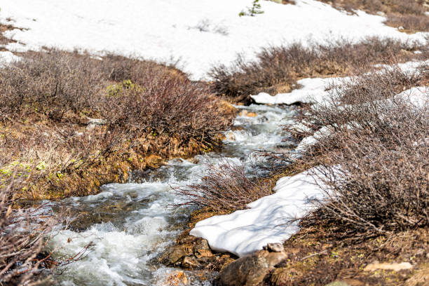 hochwinkelansicht des schnees durch flussschmelze am linkins lake trail am independence pass in felsigen bergen bei aspen, colorado im sommer 2019 - linkins lake trail stock-fotos und bilder