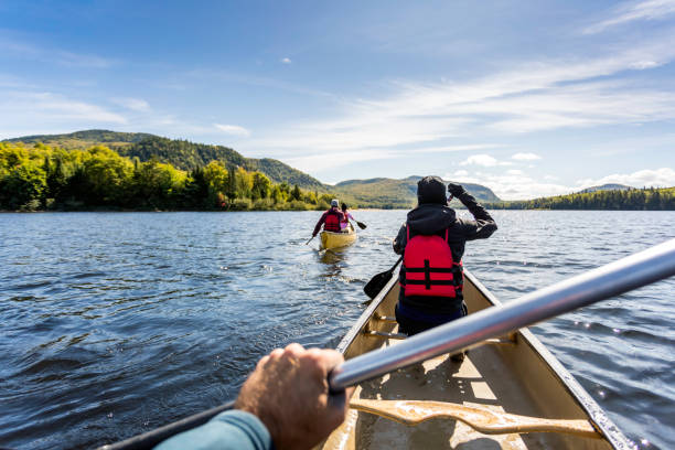 pov people canoa al parc national du mont-tremblant, quebec, canada - canoa foto e immagini stock