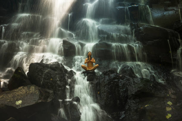 naturbildende porträt der jungen schönen und glücklichen asiatischen chinesin im bikini genießen die natur am tropischen paradies wasserfall mit magischen gefühl in reiseziel und seele inspiration konzept - waterfall water nature zen like stock-fotos und bilder