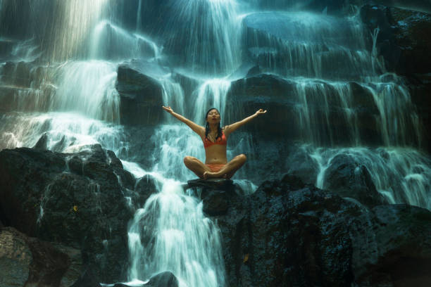 naturbildende porträt der jungen schönen und glücklichen asiatischen koreanischen frau im bikini genießen die natur am tropischen paradies wasserfall mit magischen gefühl in reiseziel und seele inspiration konzept - waterfall water nature zen like stock-fotos und bilder