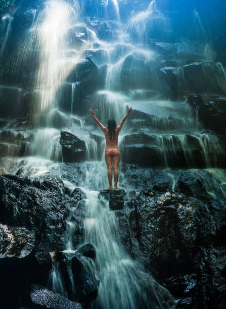 ritratto naturale di giovane donna bella e felice in bikini godendo della natura alla cascata del paradiso tropicale con sensazione magica nella destinazione di viaggio e concetto di ispirazione soul - waterfall zen like women meditating foto e immagini stock