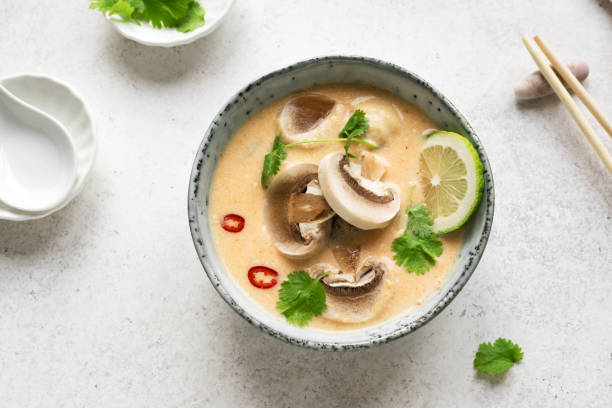 sopa tom kha gai - coconut milk soup fotografías e imágenes de stock