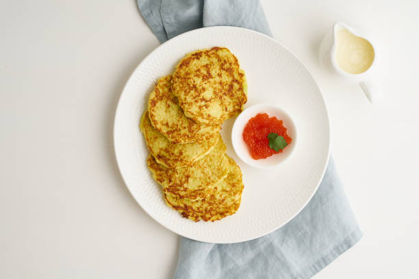 zucchini pfannkuchen mit kartoffel und rotem kaviar, fodmap keto diät top-ansicht - hash brown stock-fotos und bilder