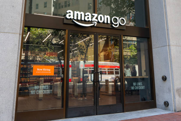 Amazon Go store entrance; downtown San Francisco August 21, 2019 San Francisco / CA / USA - Amazon Go store entrance; downtown San Francisco; Amazon Go is a chain of cashless convenience stores with a partly automated checkout, operated by Amazon san francisco bay area built structure street city street stock pictures, royalty-free photos & images