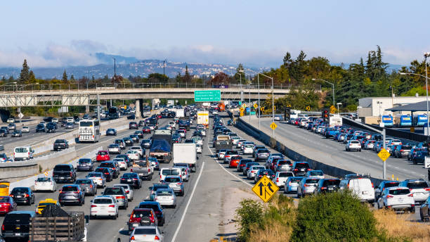 Heavy morning traffic on Highway 101 going through Silicon Valley, South San Francisco Bay Area September 9, 2019 Mountain / View / CA / USA - Heavy morning traffic on Highway 101 going through Silicon Valley, South San Francisco Bay Area american interstate stock pictures, royalty-free photos & images