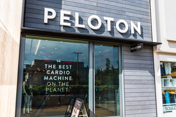 vista exterior de la tienda peloton - bicicleta estática fotografías e imágenes de stock